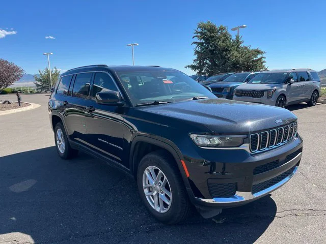 Used 2021 Diamond Black Crystal Pearlcoat Jeep Laredo image 4