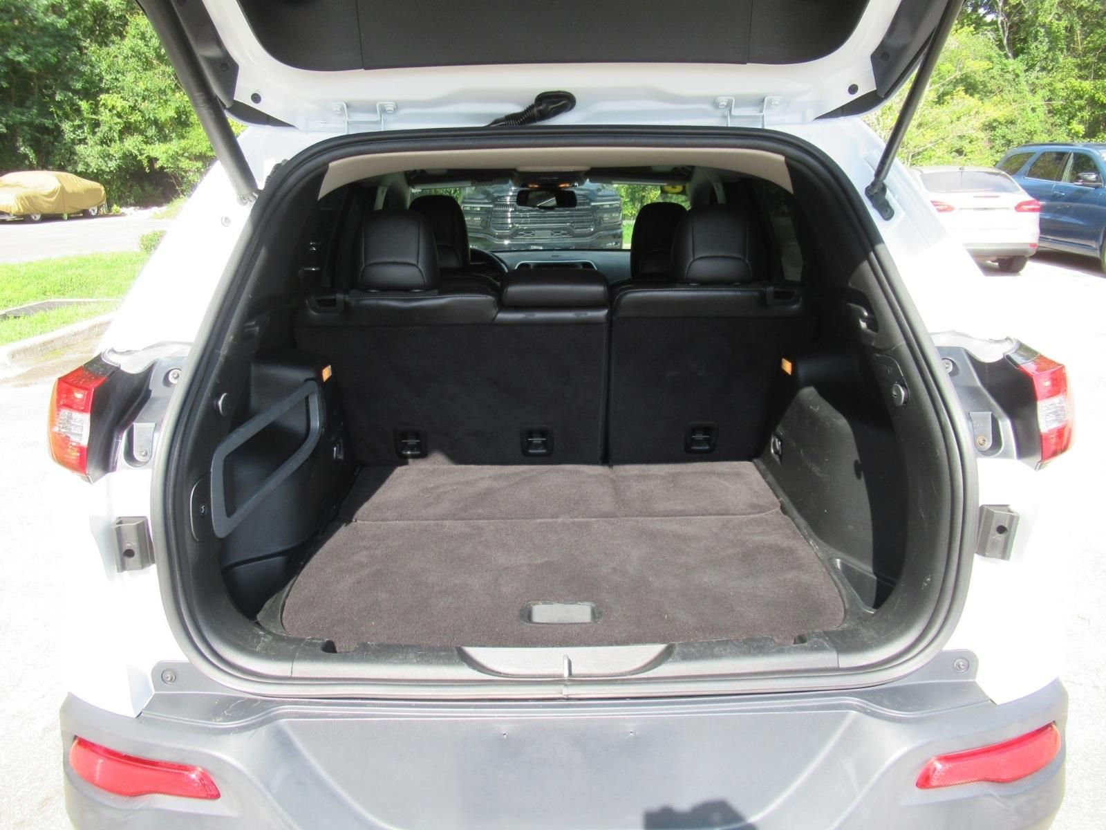 Used 2018 White Jeep Latitude Plus image 37