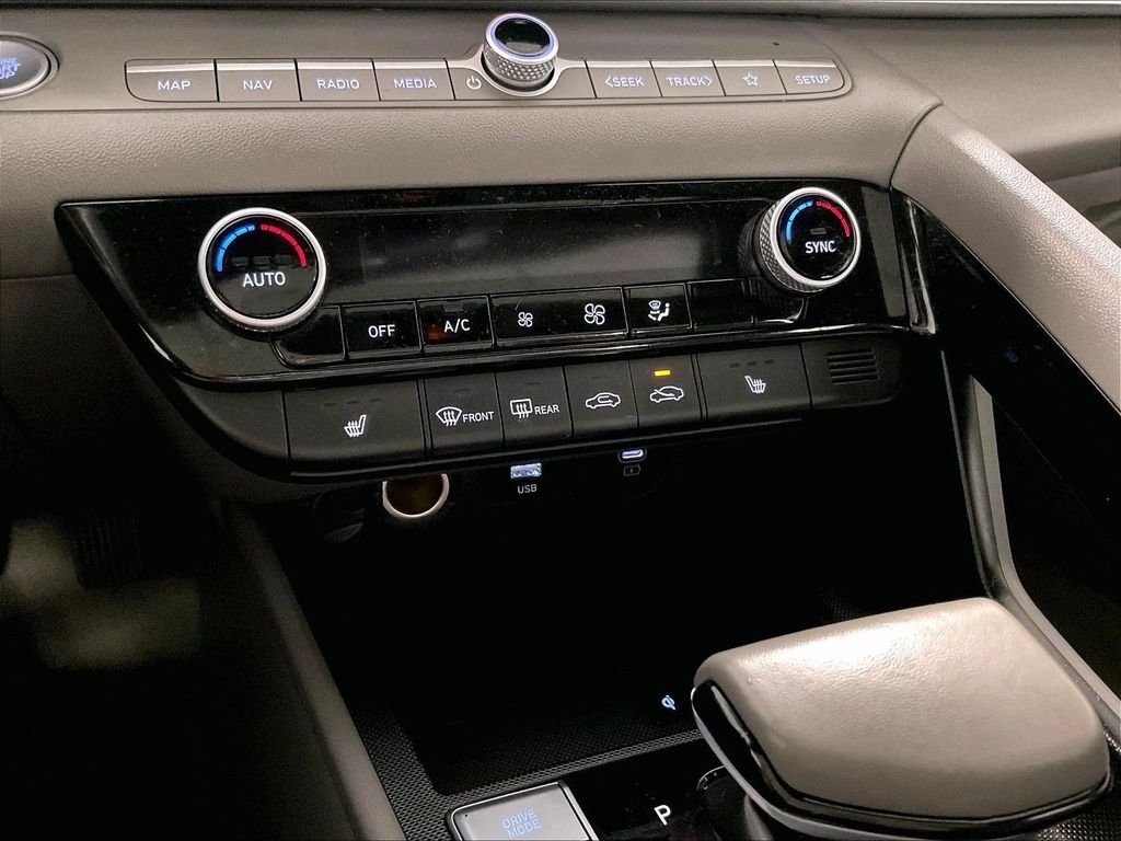 Used 2025 White Hyundai SEL Convenience image 26