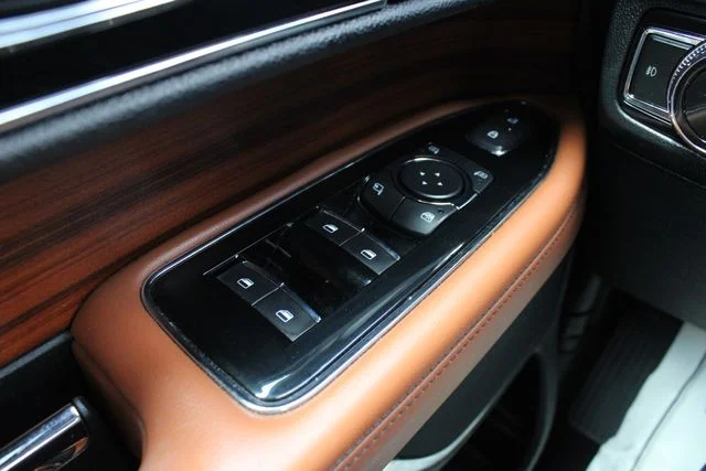 Used 2019 White Lincoln Reserve image 7