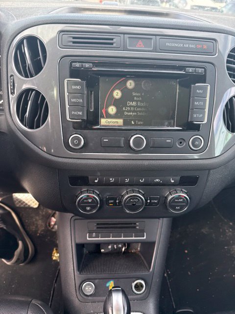 Used 2014 White Volkswagen  image 2