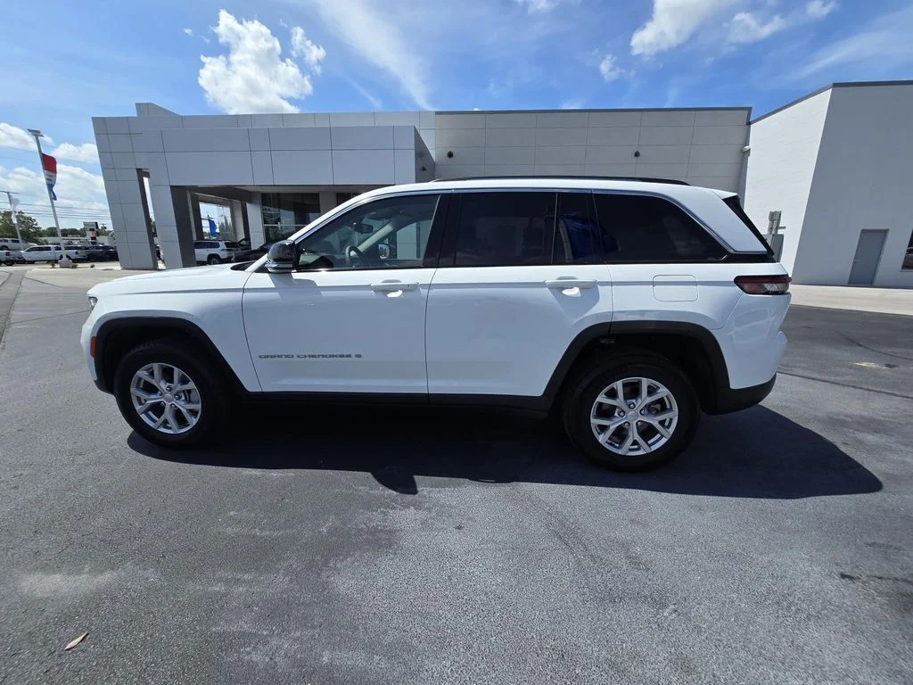 Used 2023 White Jeep Limited image 4