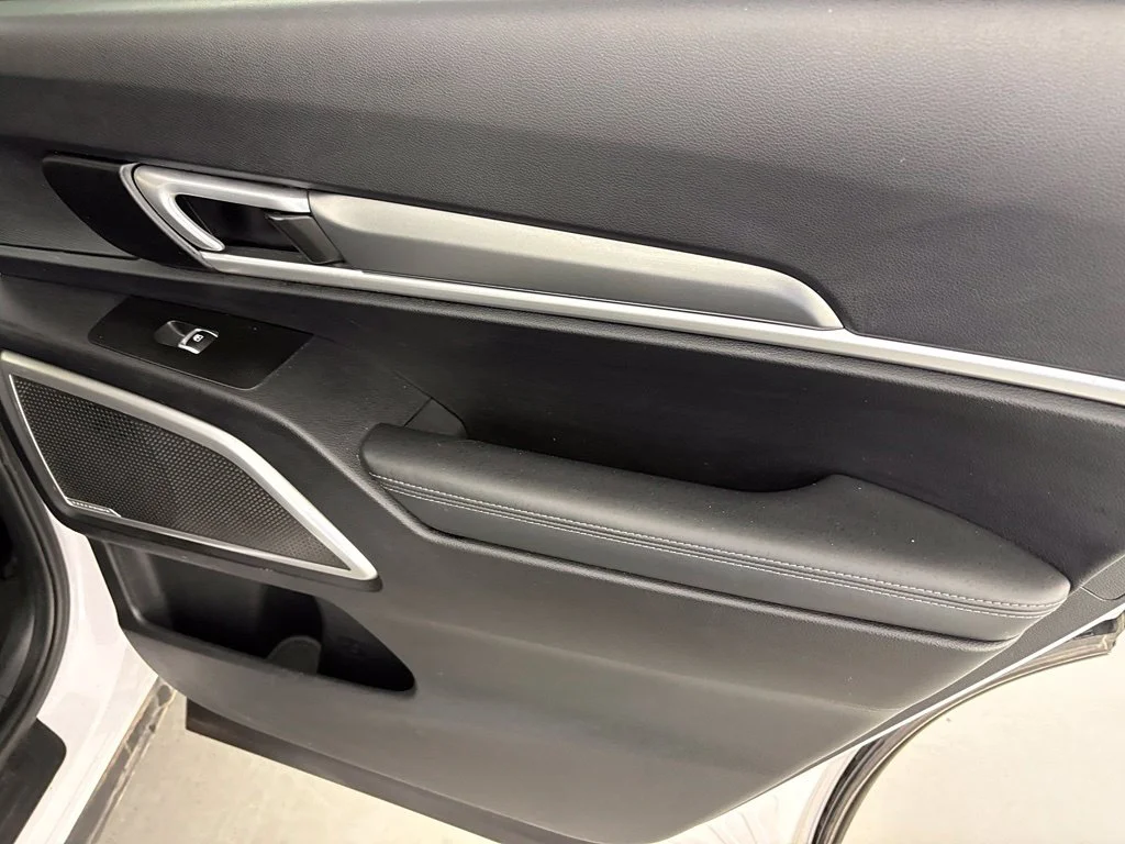 Used 2022 White Kia LX image 39