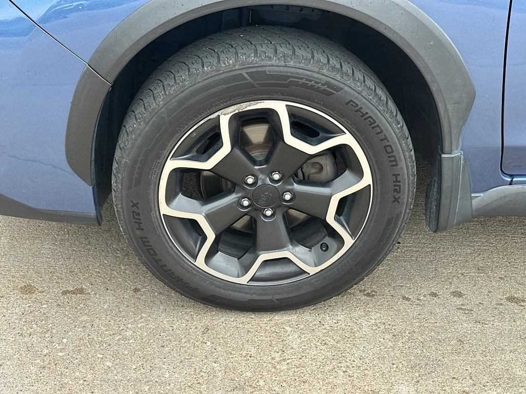 Used 2014 Quartz Blue Pearl Subaru Limited image 3