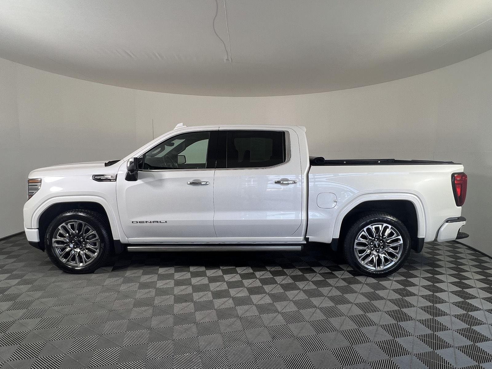 Used 2024 White Frost Tricoat GMC Denali Ultimate image 33