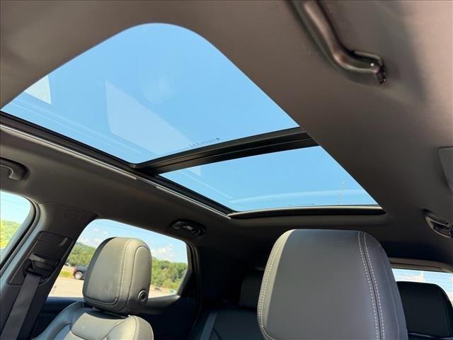 Used 2023 Iridescent Pearl Tricoat Chevrolet ACTIV image 13