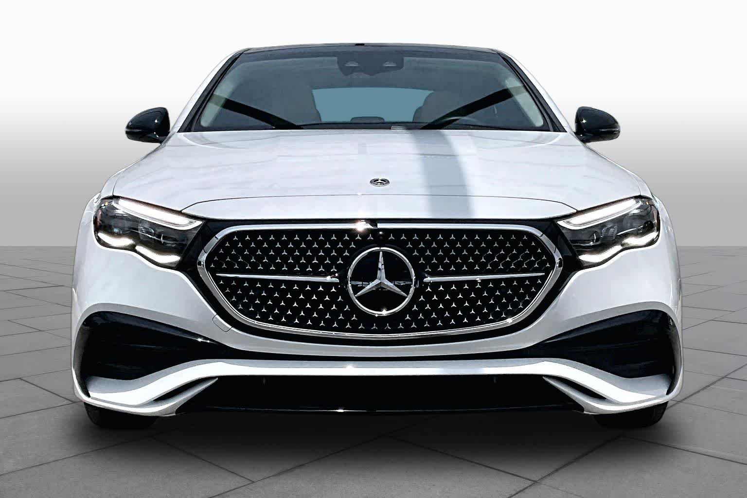 New 2026 MANUFAKTUR Moonlight White Metallic Mercedes-Benz E 450 image 3