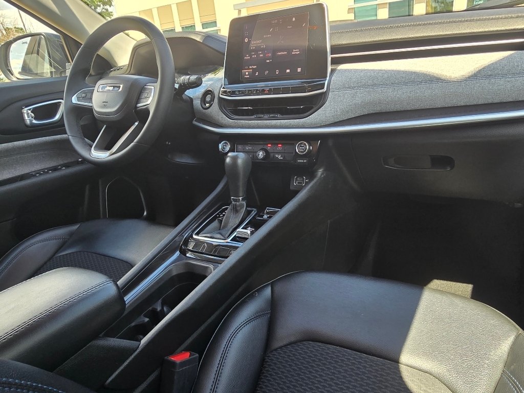 Used 2022 Bright White Clearcoat Jeep Latitude image 25
