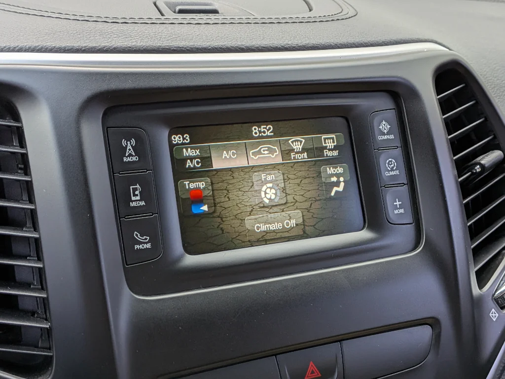 Used 2015 Brilliant Black Crystal Pearlcoat Jeep Latitude image 13