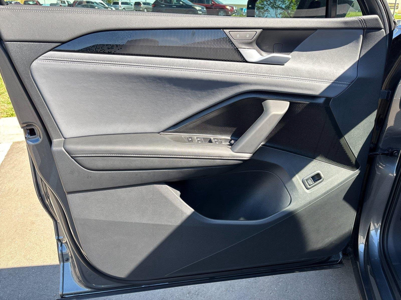 2025 Volkswagen Tiguan SE - Photo 13
