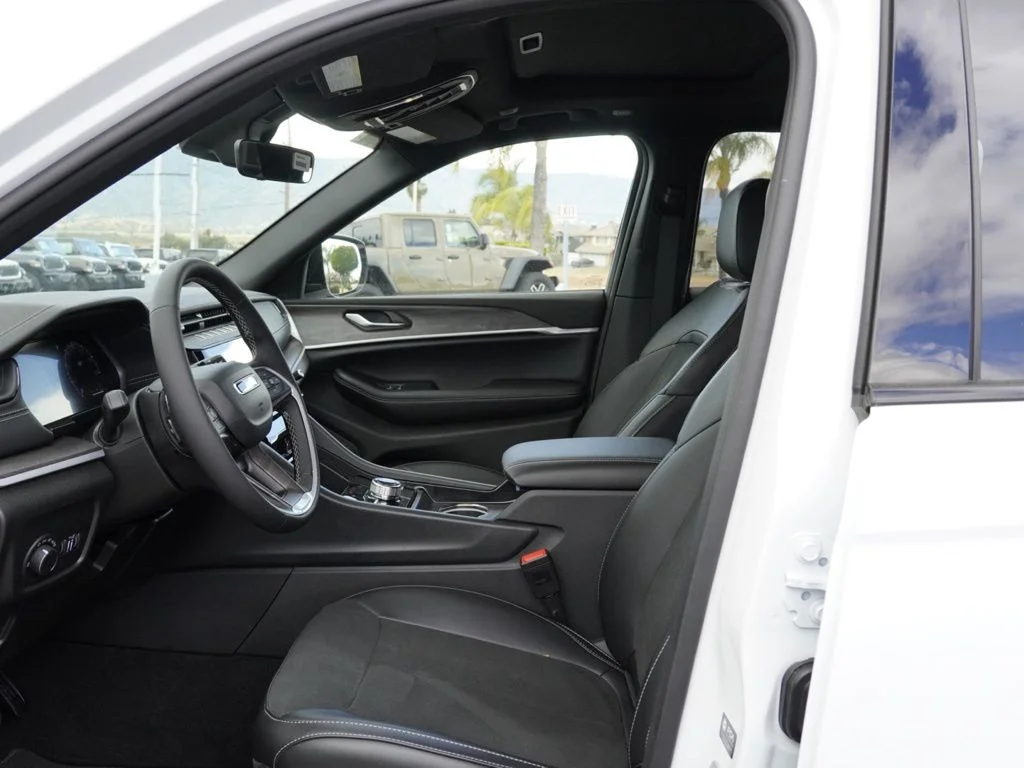 New 2026 Bright White Clear-Coat Exterior Paint Jeep Altitude image 21