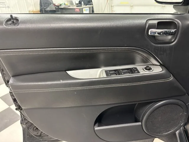 Used 2017 Black Jeep Latitude image 10