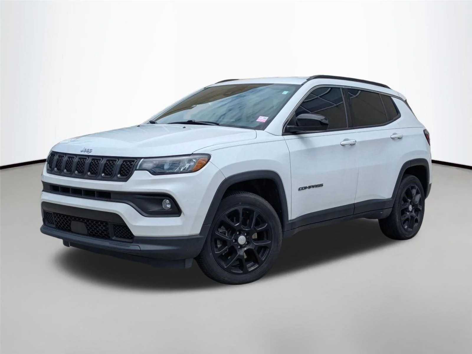 Used 2023 Bright White Clearcoat Jeep Latitude Lux image 1