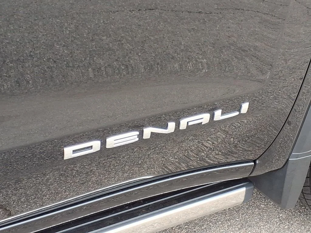Used 2025 Onyx Black GMC Denali Ultimate image 5