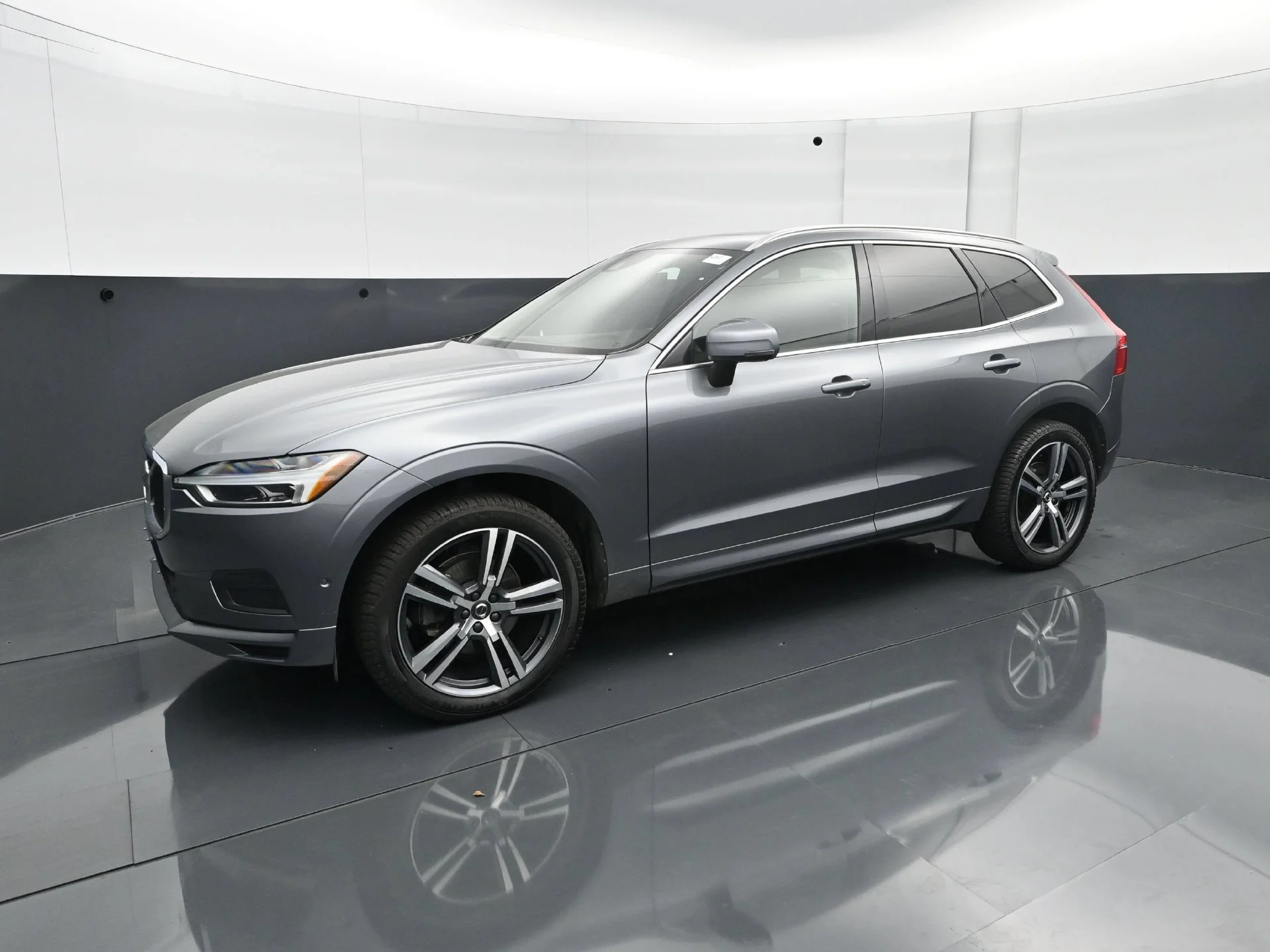 Used 2018 Volvo XC60 Momentum with VIN YV4102RK8J1013639 for sale in Hopkins, Minnesota