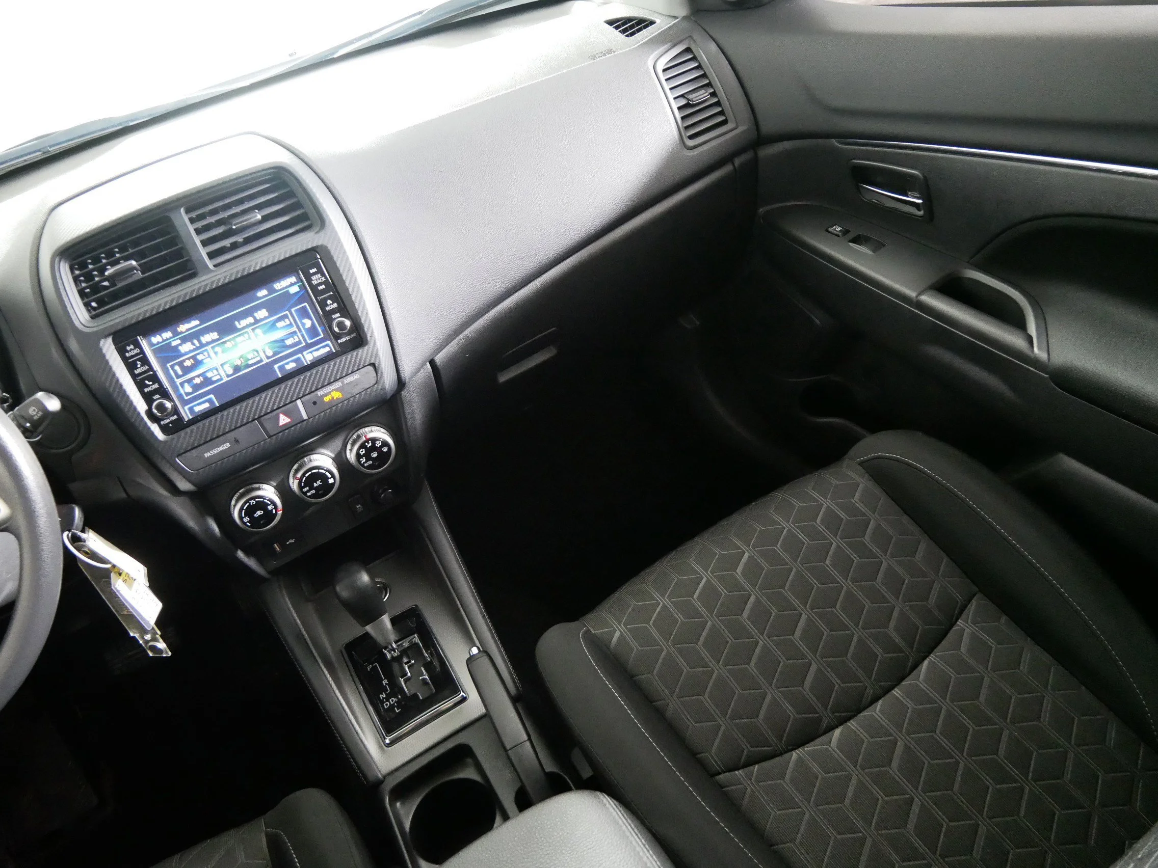 Used 2025 White Diamond Mitsubishi ES image 11