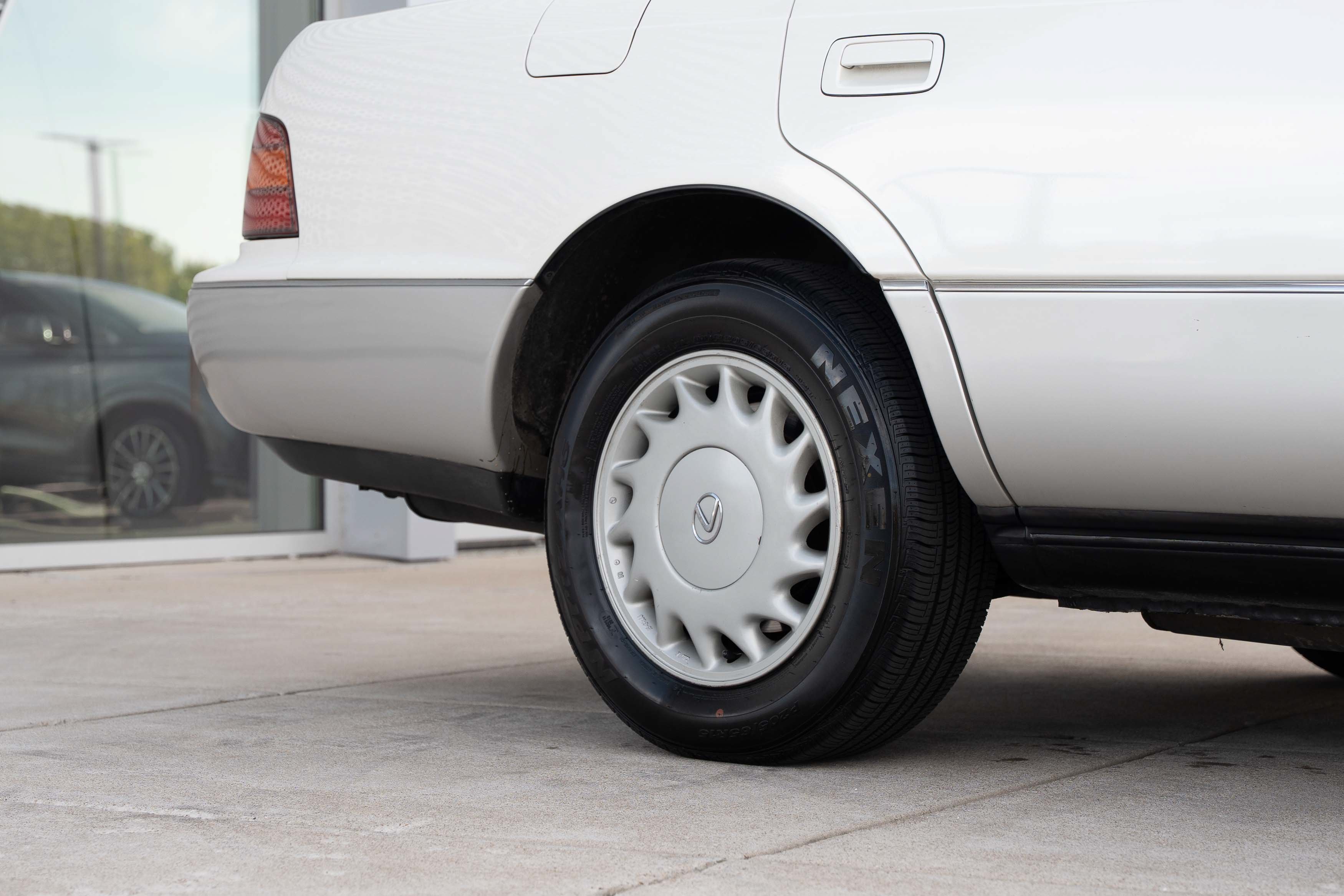 Used 1992 White Lexus 400 image 29