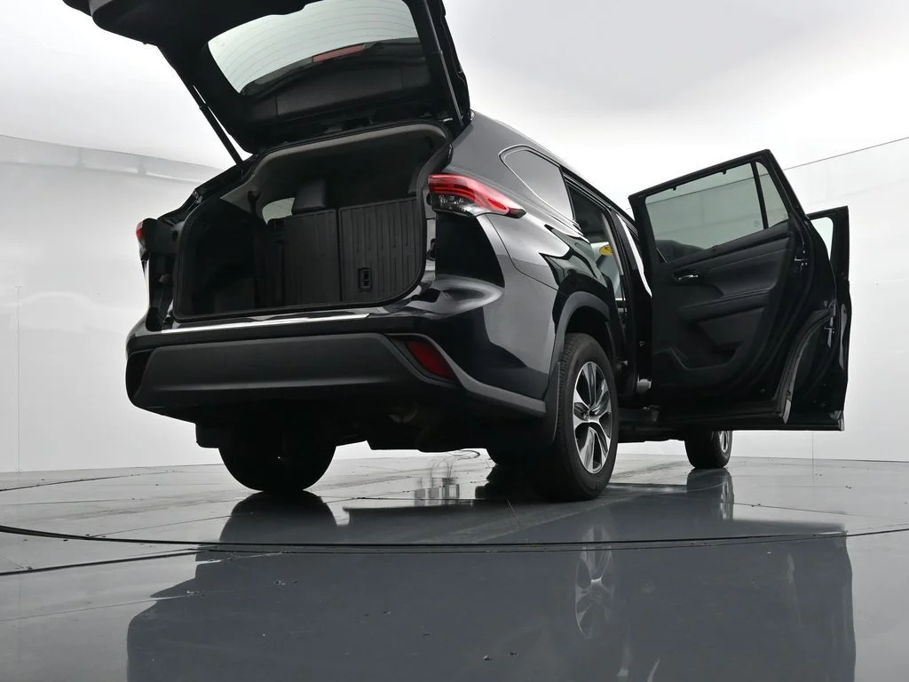 Used 2022 Black Toyota XLE image 39
