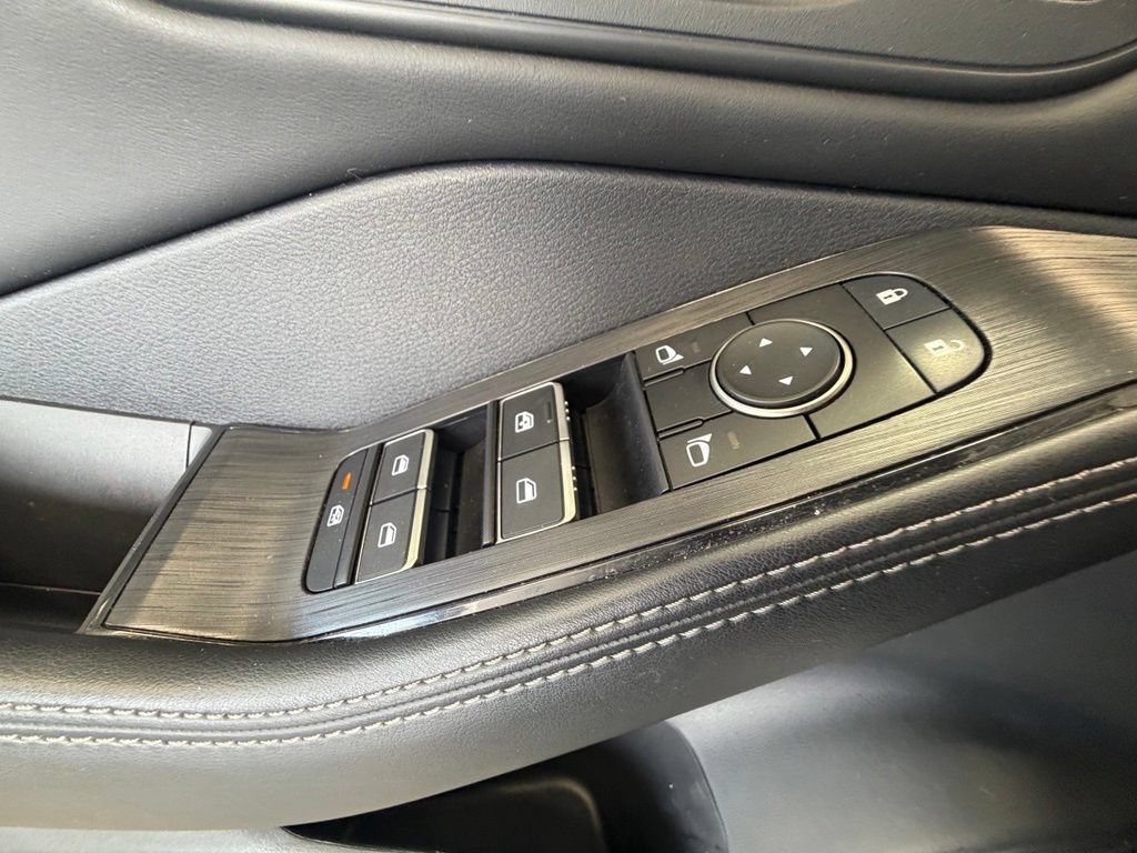 Used 2023 White Nissan SL image 21