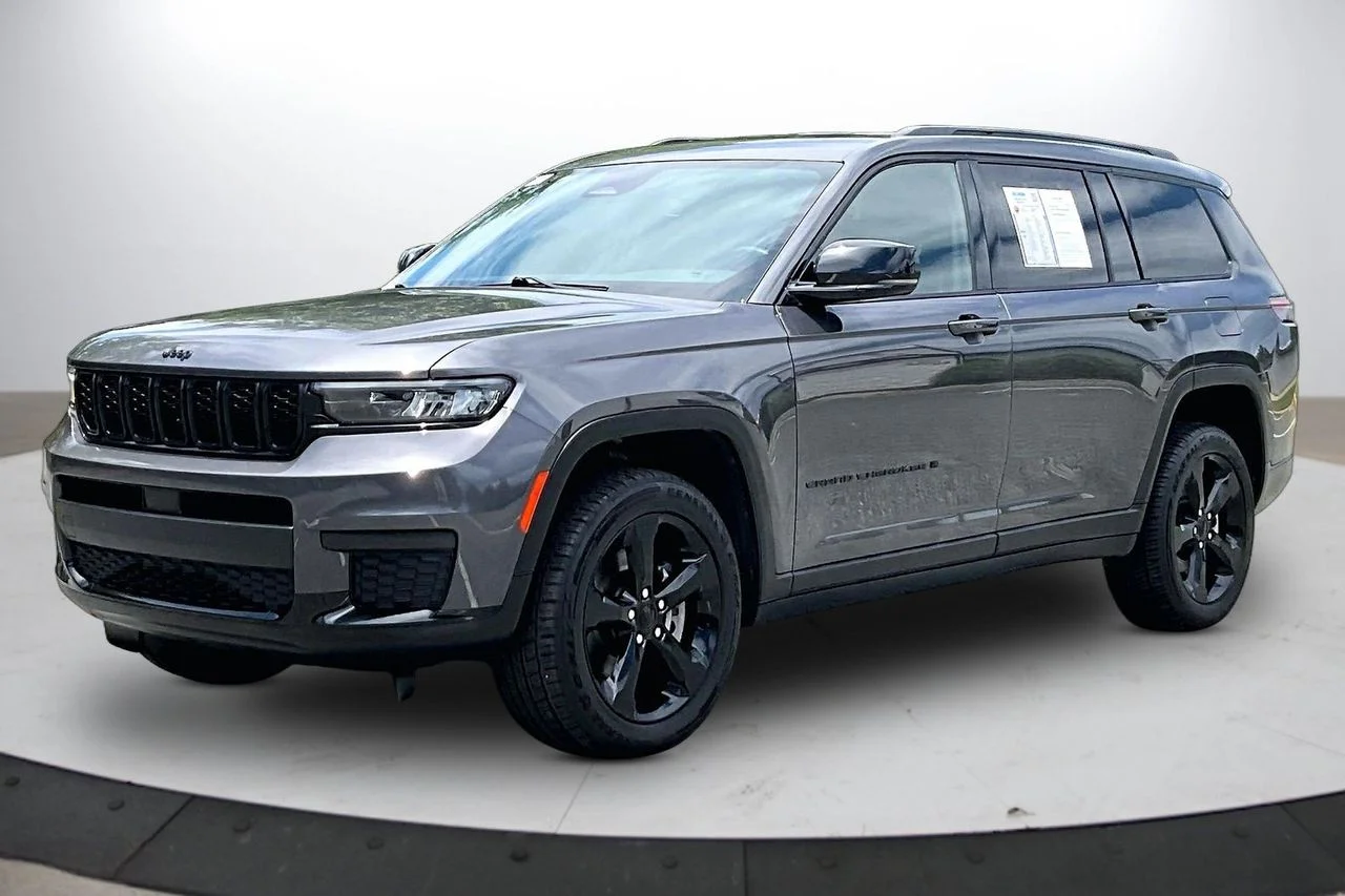 Used 2023 Gray Jeep Altitude image 4