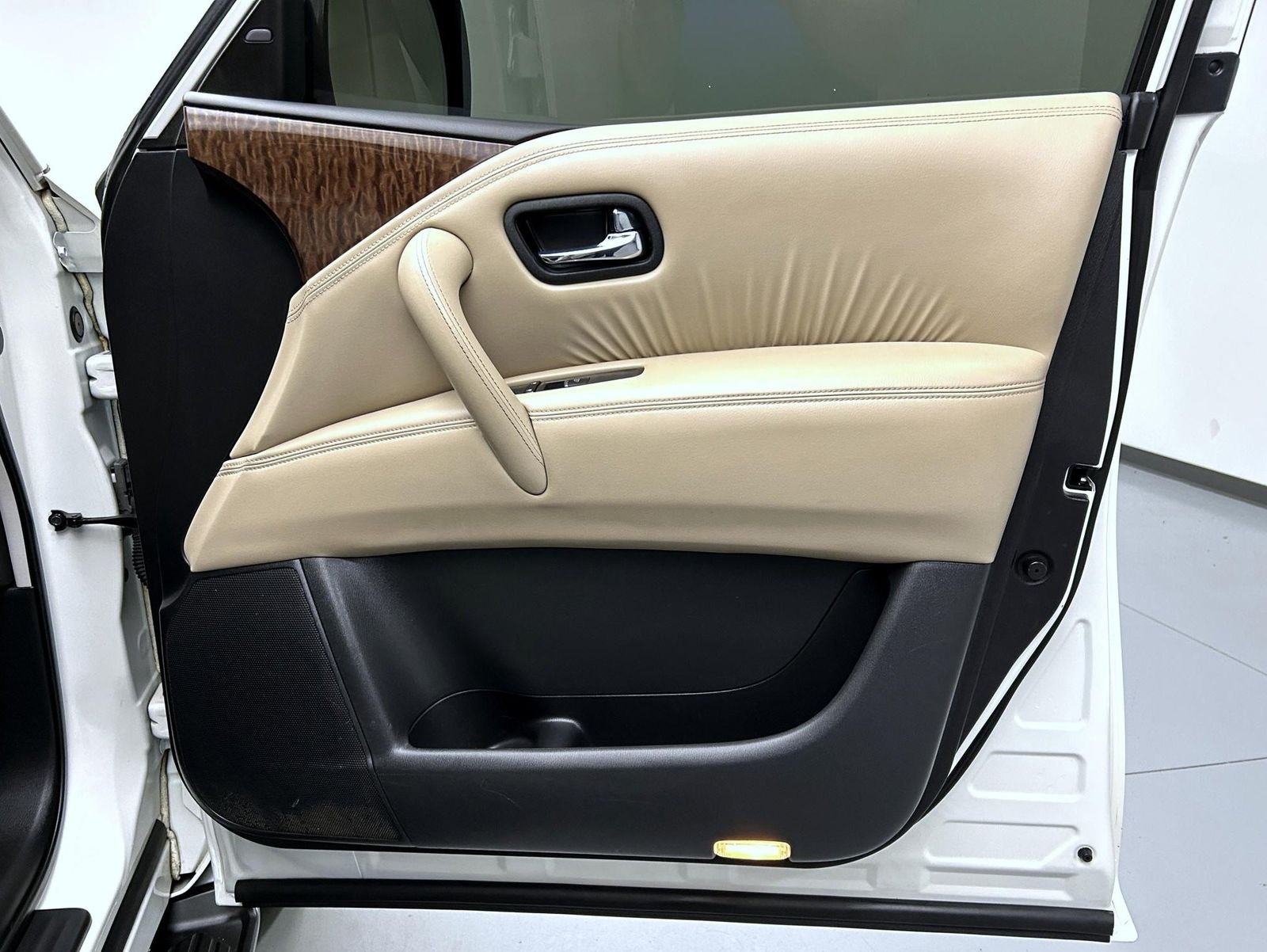 Used 2018 Pearl White Nissan Platinum image 16