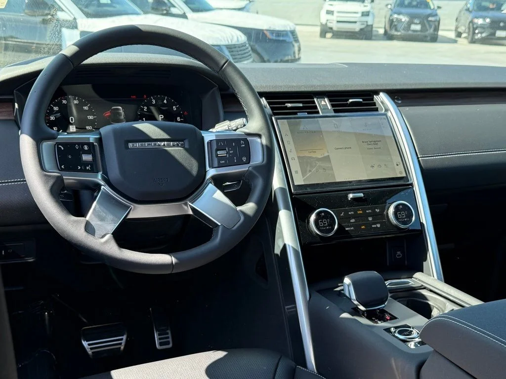 Used 2025 Black Land Rover Dynamic SE image 24