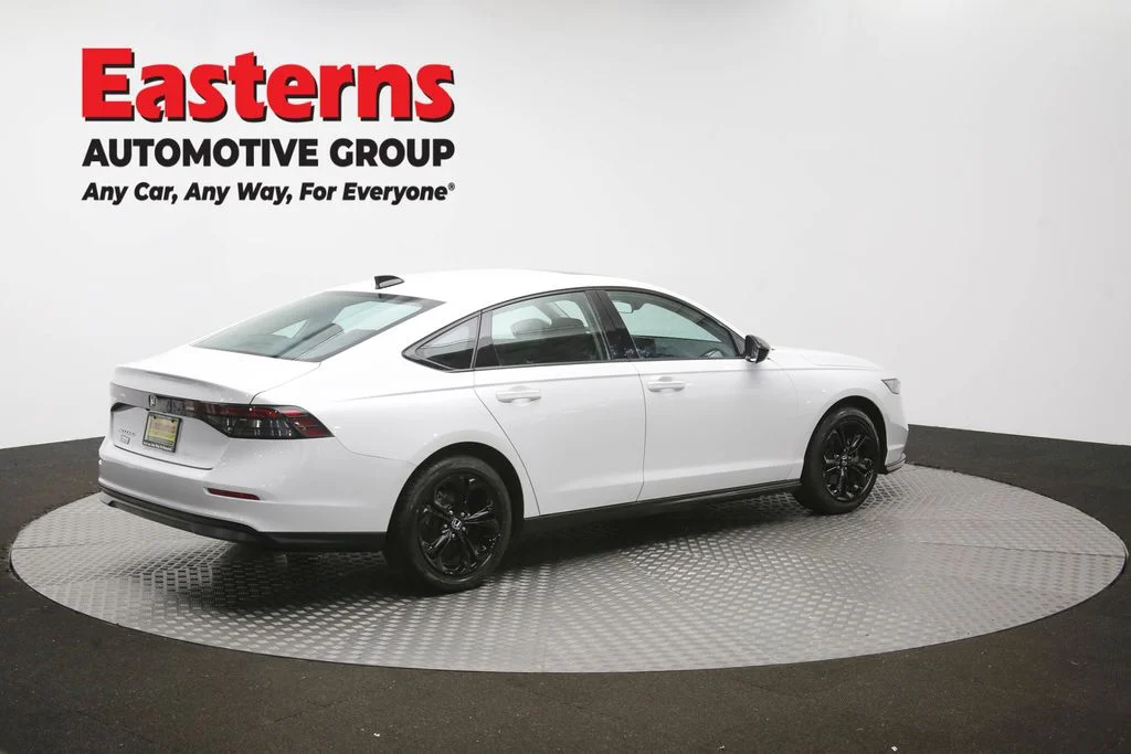 Used 2025 White Honda SE image 41