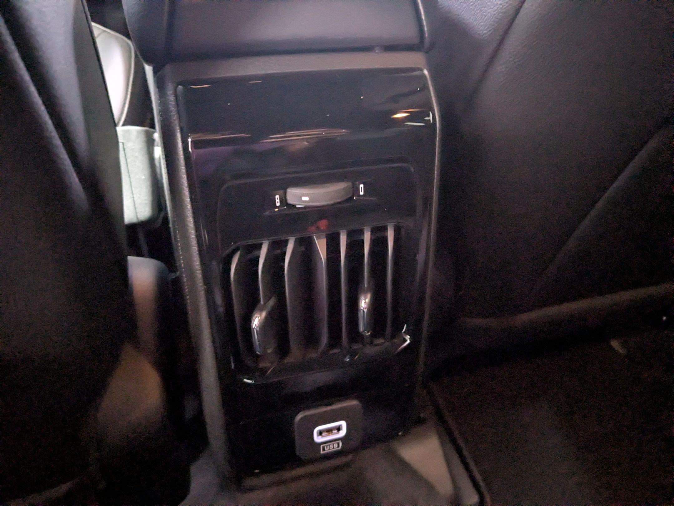 New 2026 Diamond Black Crystal Pearl-Coat Exterior Paint Jeep Latitude image 17