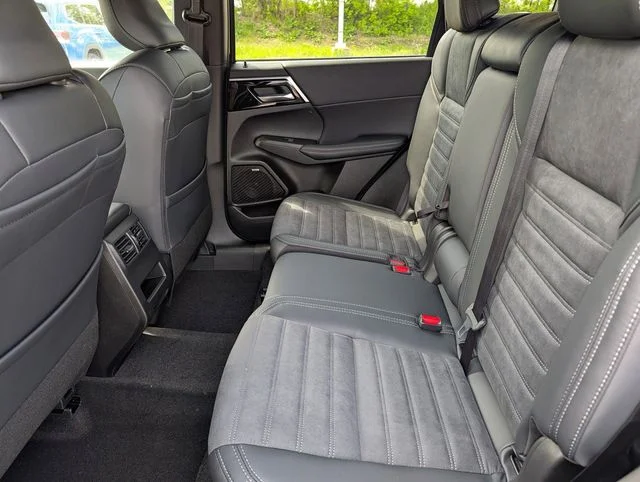New 2026 Graphite Gray Mitsubishi LE image 5