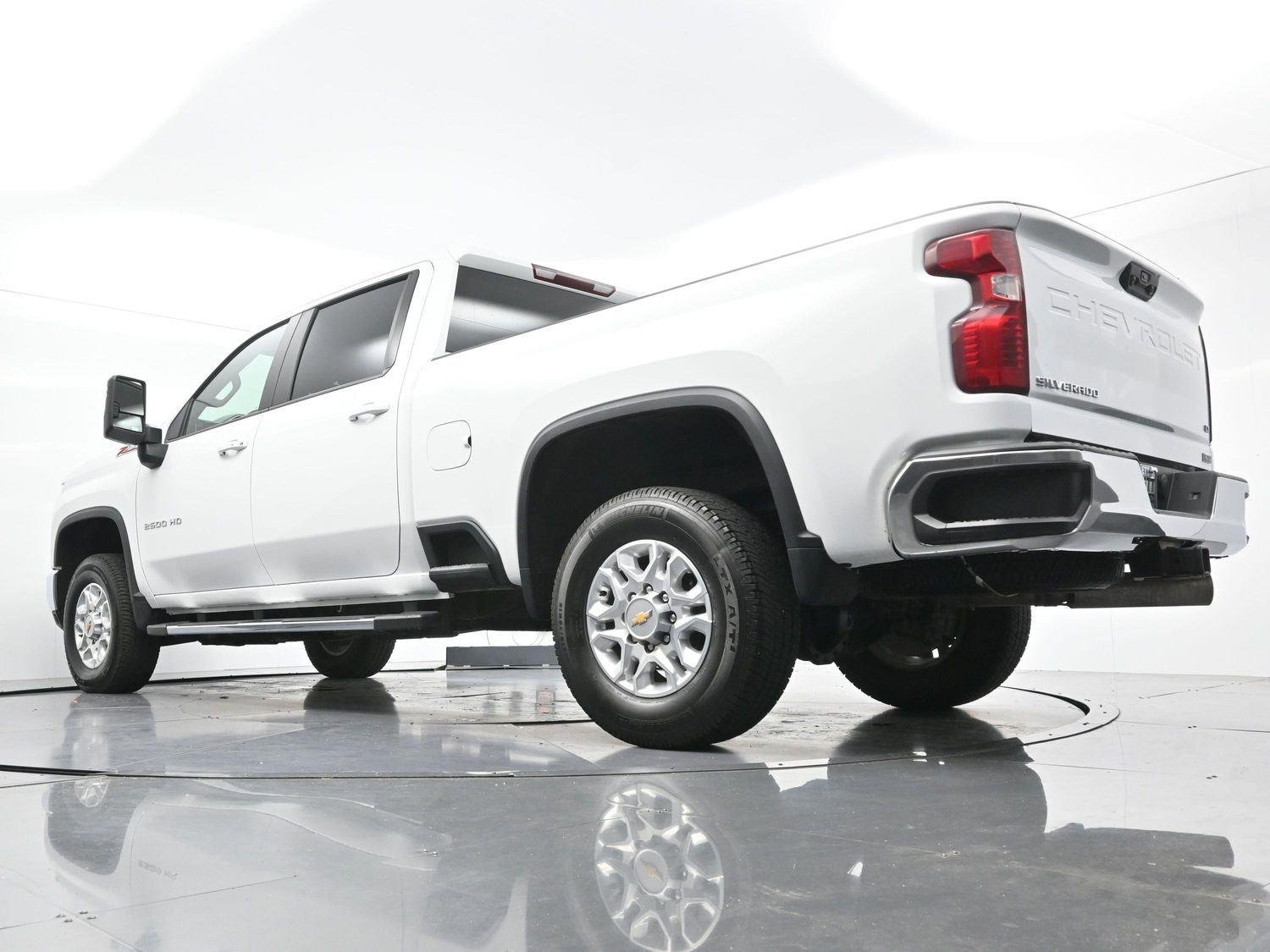 Used 2025 Summit White Chevrolet LT image 42