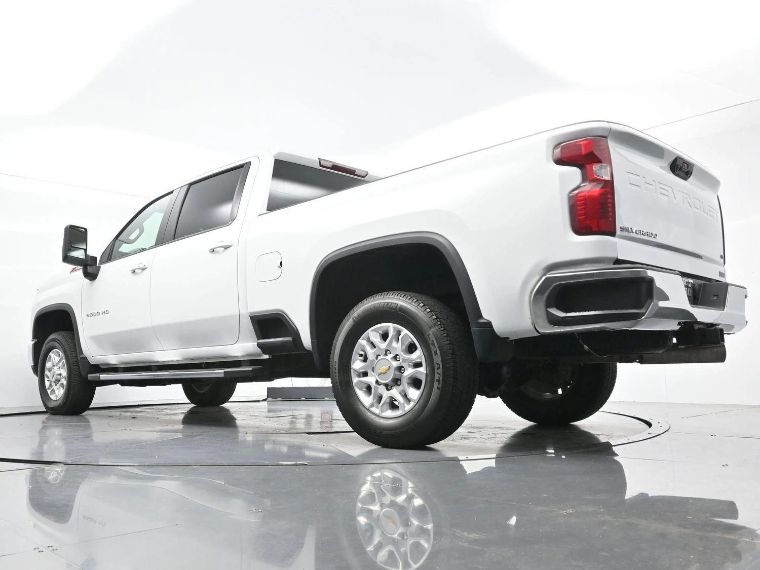 Used 2025 Summit White Chevrolet LT image 42