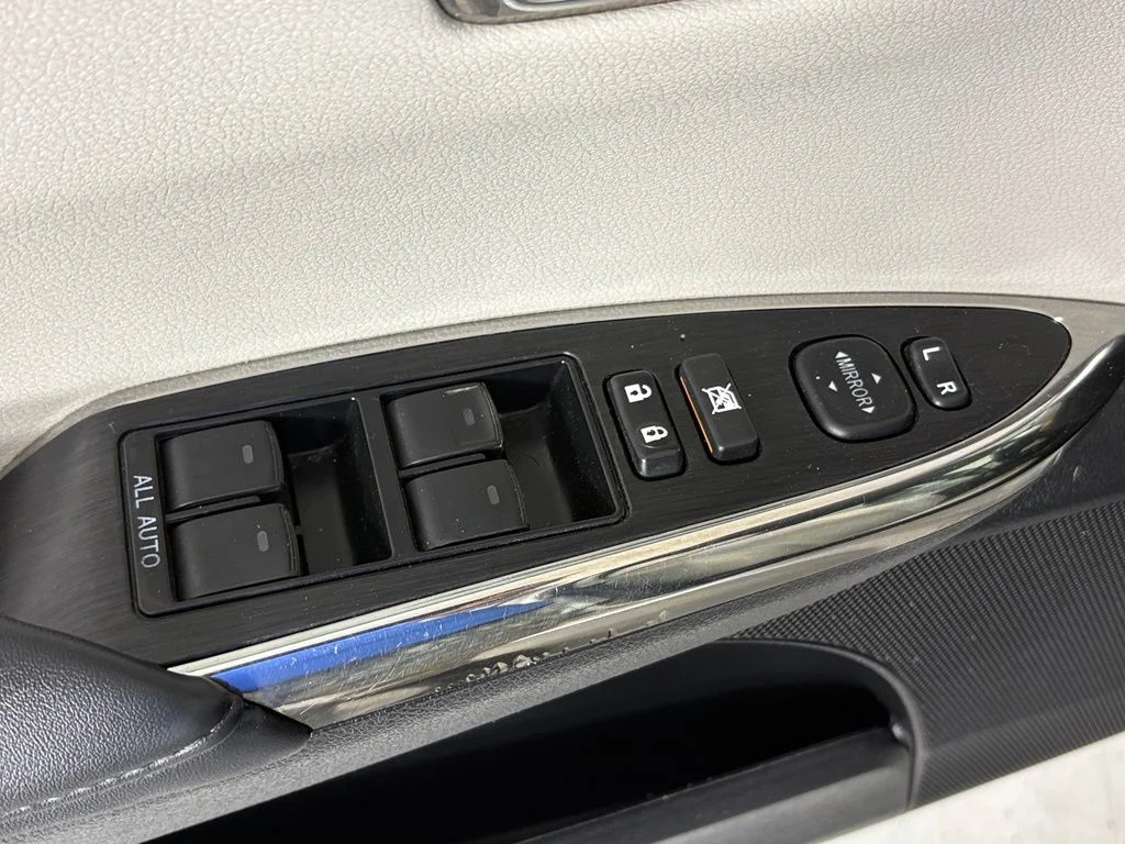 Used 2018 Silver Toyota XLE image 15