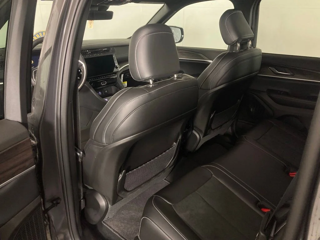 New 2026 Baltic Gray Metallic Clear-Coat Exterior Paint Jeep Altitude image 13