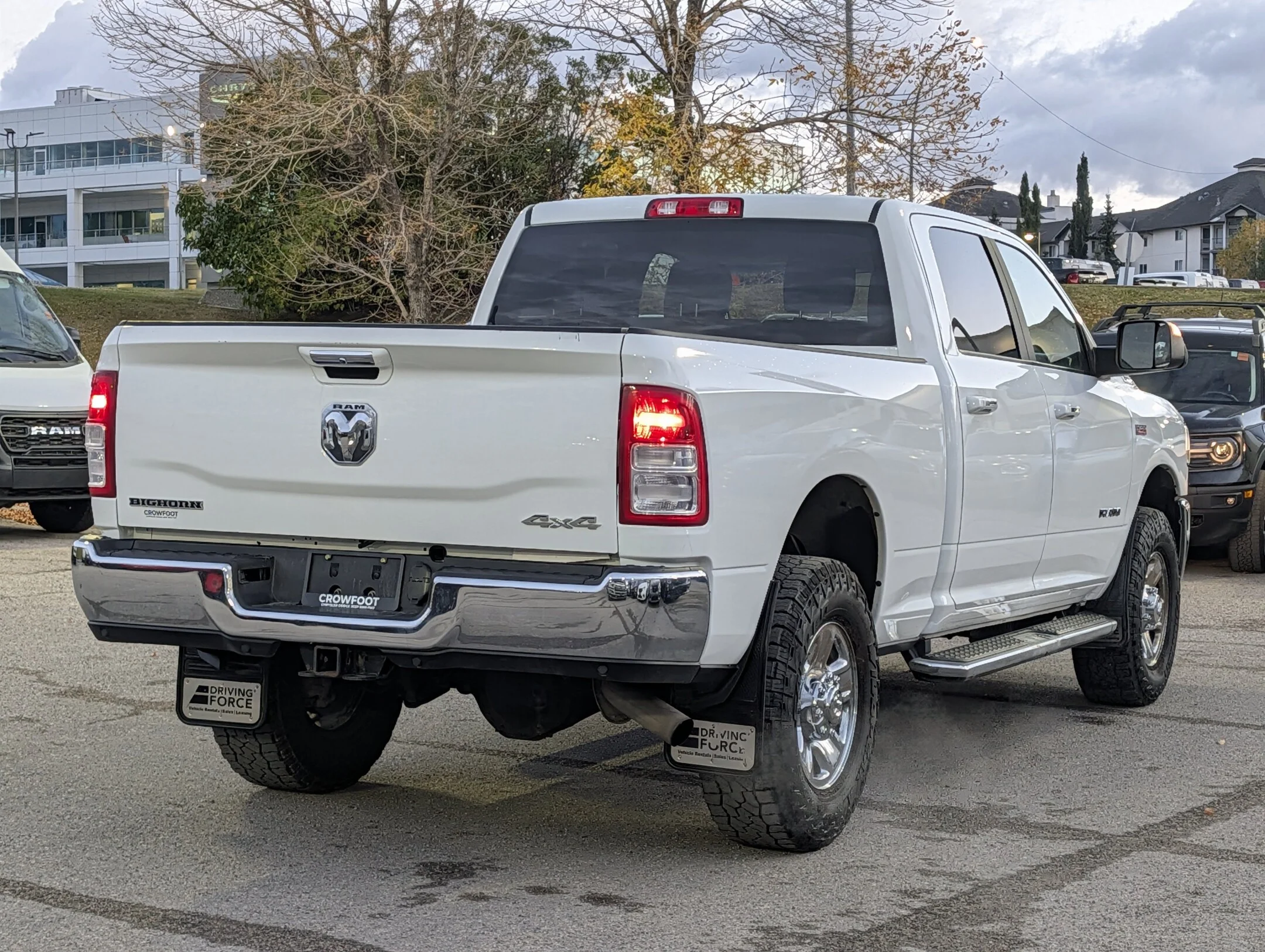 Used 2019 White RAM Big Horn - 6.4L HEMI - Apple CarPlay - Heated - Big Horn 4x4 Crew Cab 64 Box image 8