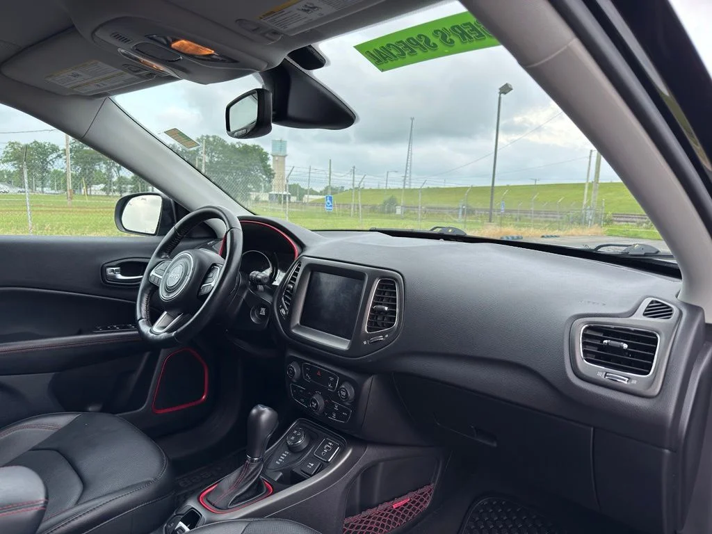 Used 2021 Silver Jeep Trailhawk image 34