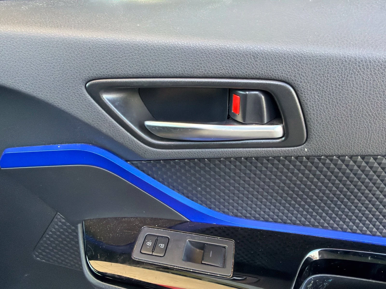 Used 2021  Toyota LE image 19