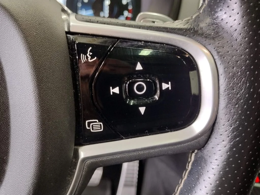 Used 2019 White Volvo T6 R-Design image 33