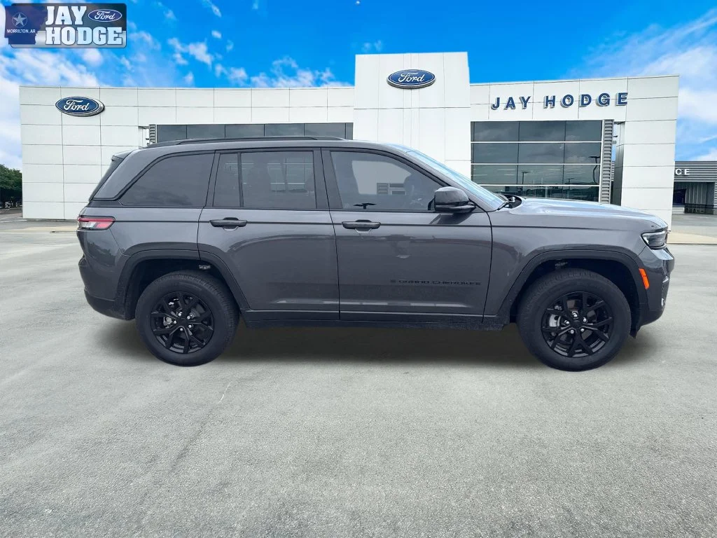 Used 2025 Gray Jeep Altitude image 7