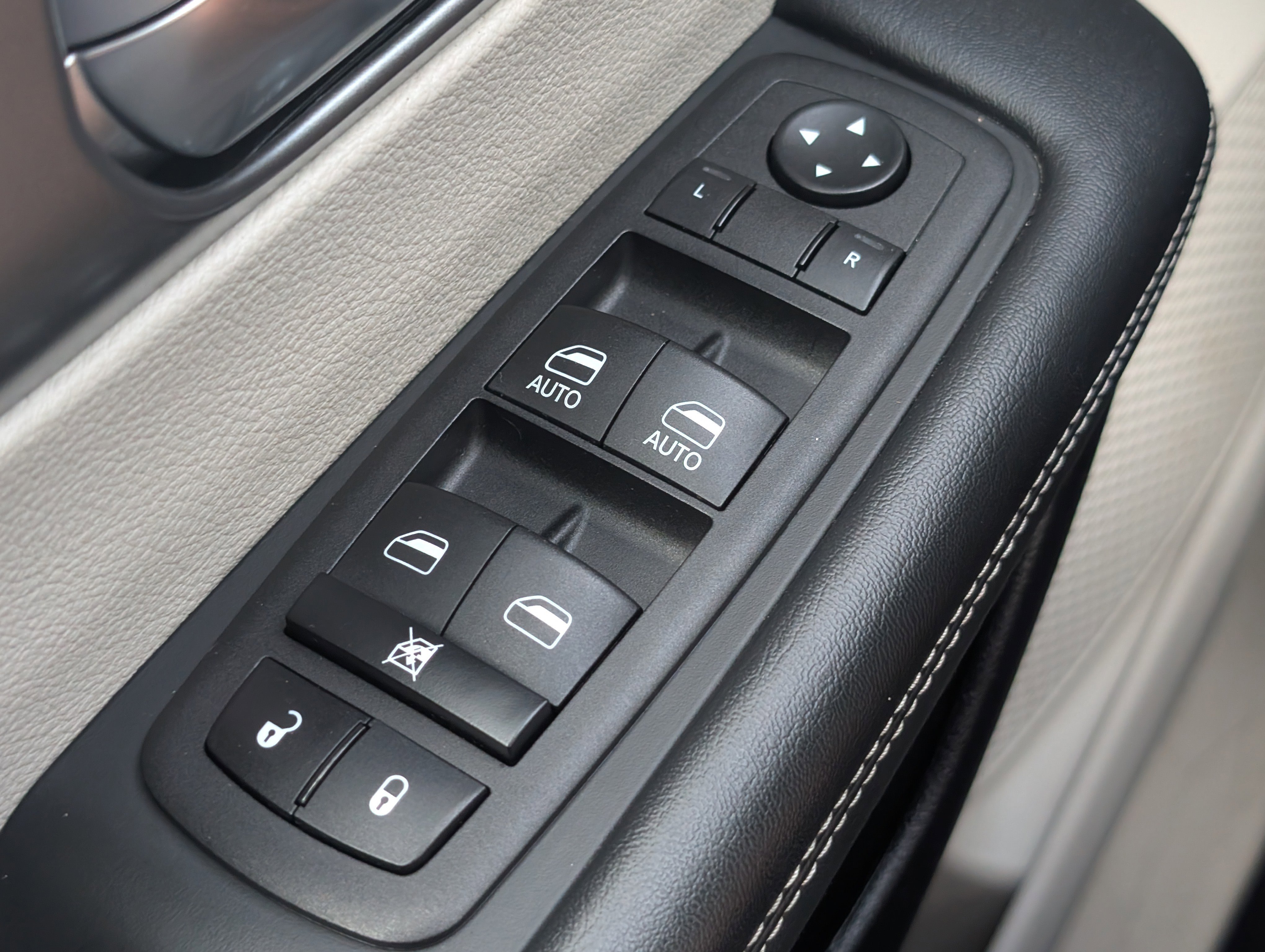 Used 2023 Silver Mist Clearcoat Chrysler Touring L image 12