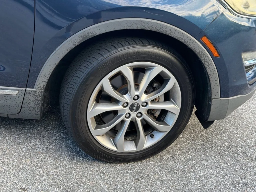 Used 2017 Blue Lincoln Select image 9