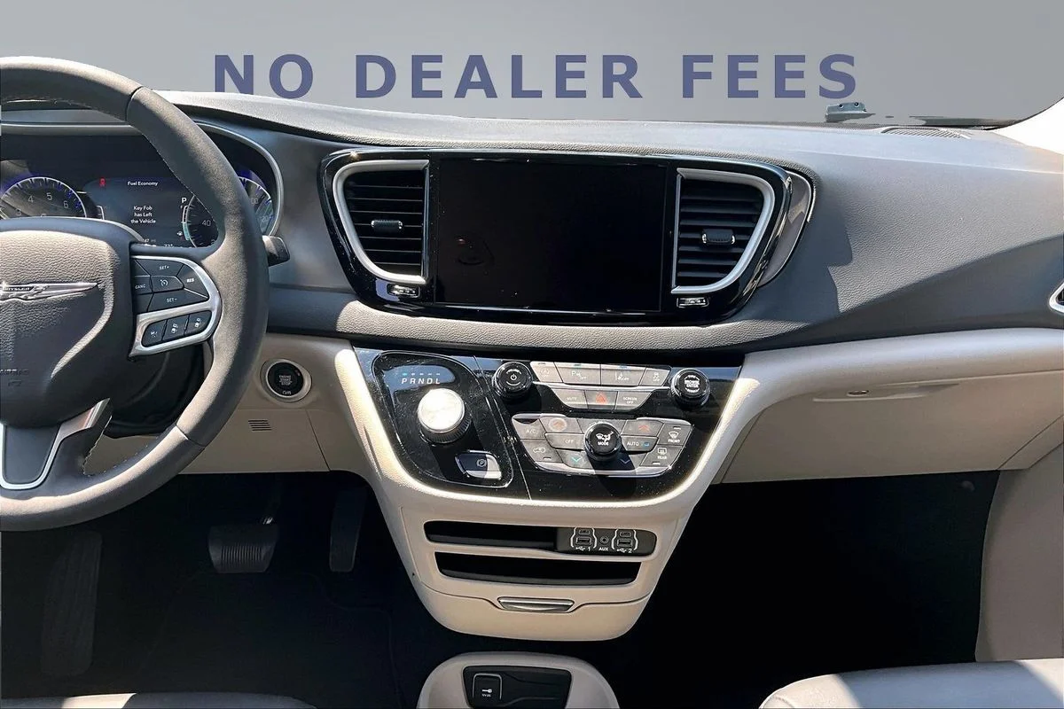 Used 2023 Black Chrysler Touring L image 9