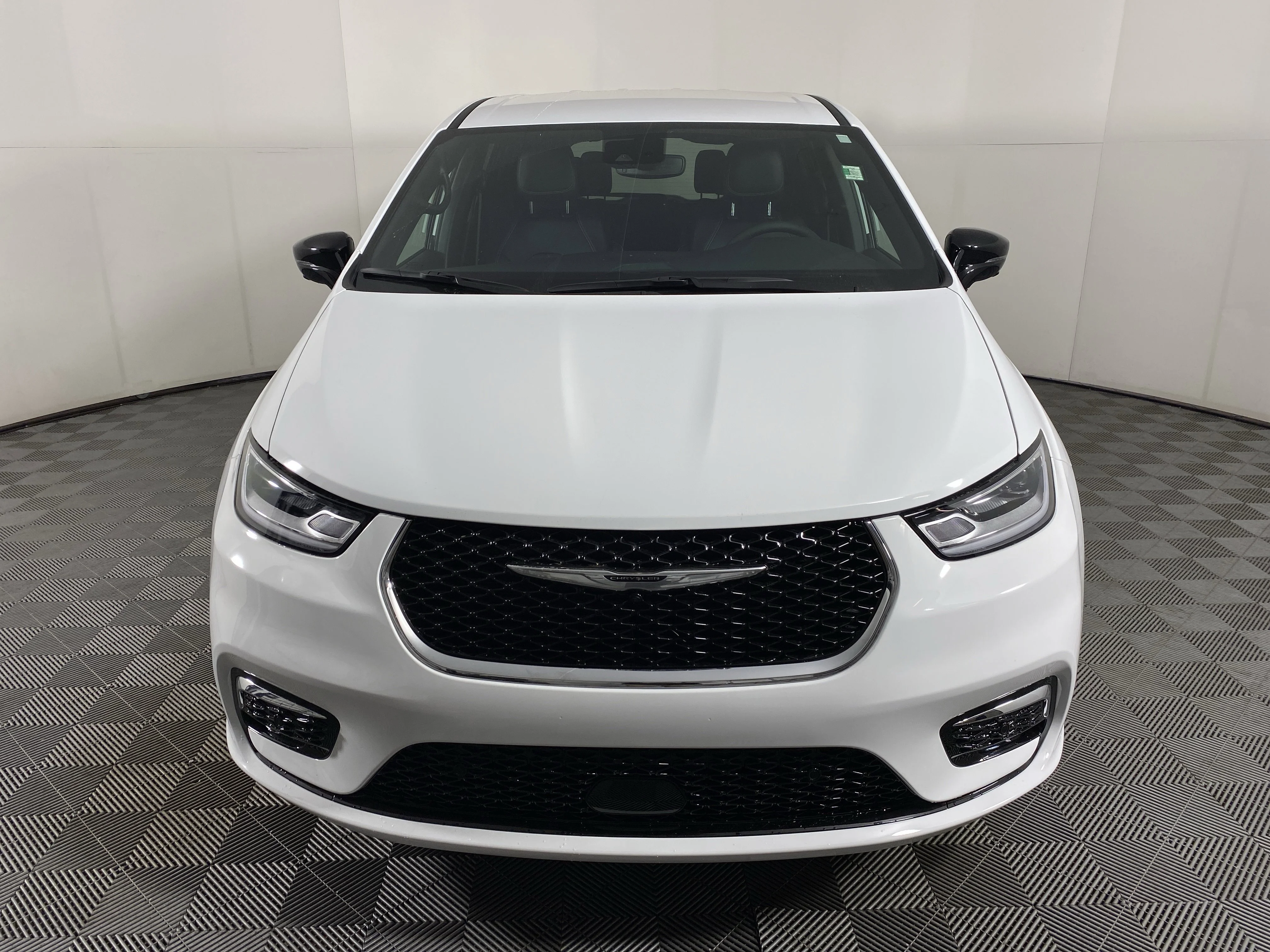 New 2026 Bright White Clear-Coat Exterior Paint Chrysler Select image 10