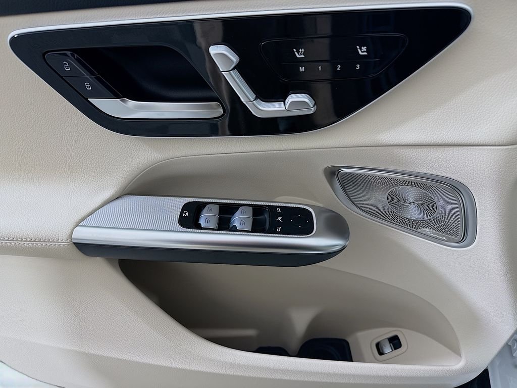 New 2026 MANUFAKTUR Moonlight White Metallic Mercedes-Benz GLC 300 image 18