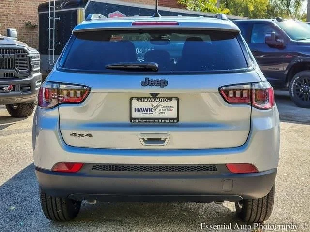 New 2026 Silver Zynith Metallic Clearcoat Jeep Latitude image 5