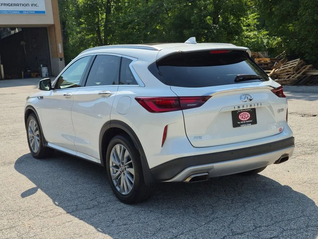 Used 2023 White INFINITI LUXE image 8