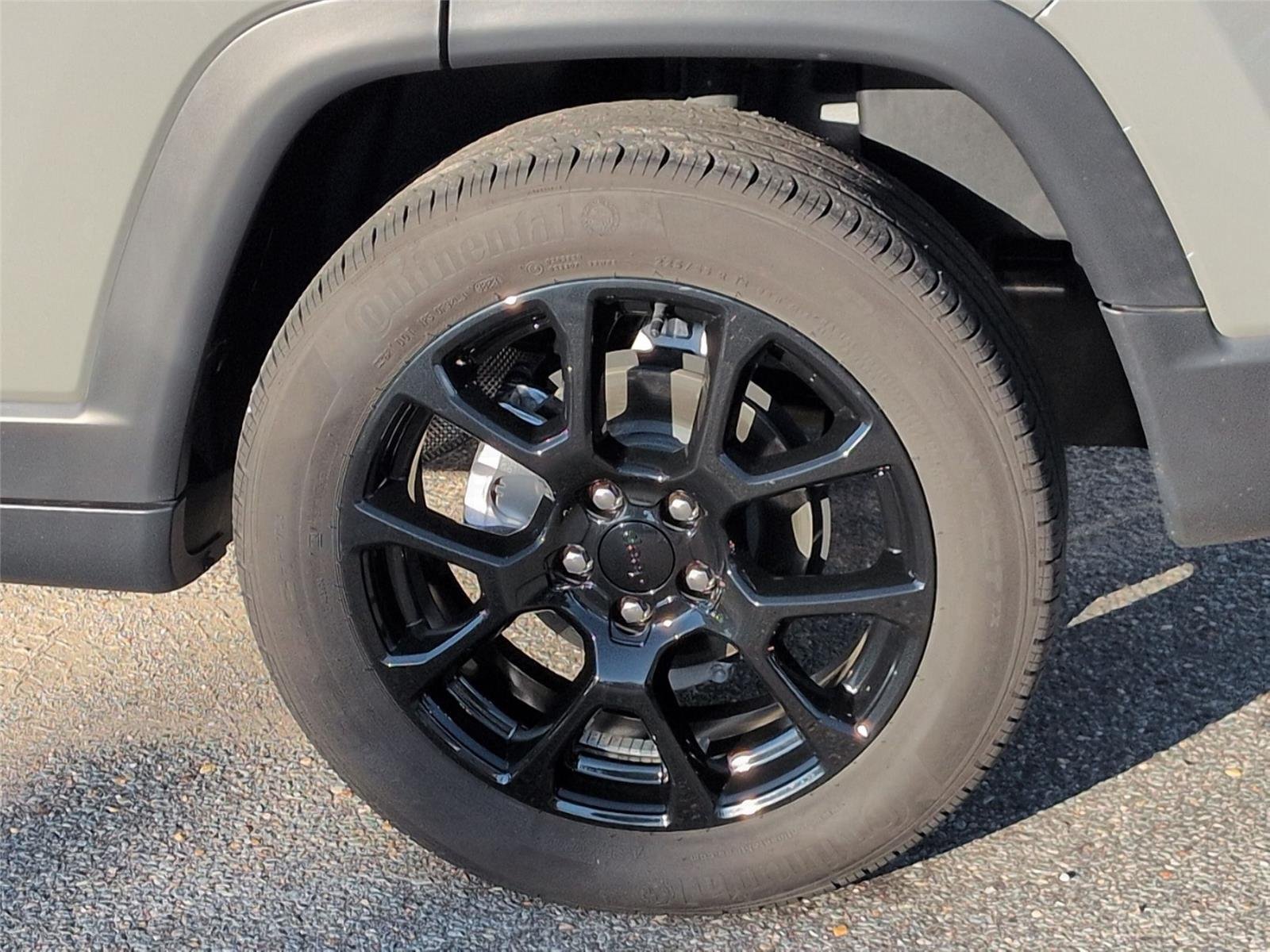 Used 2024 Baltic Gray Metallic Clearcoat Jeep Latitude image 11