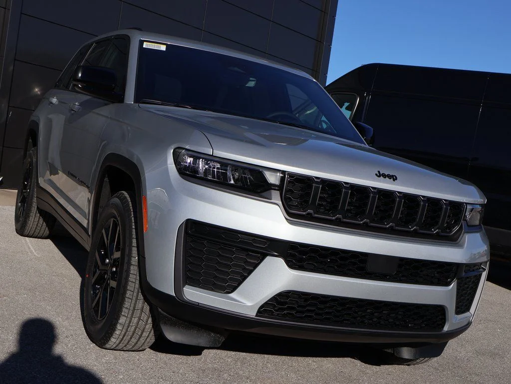 New 2026 Silver Zynith Exterior Paint Jeep Altitude image 6