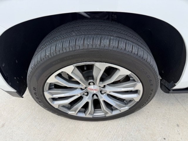 Used 2021 White Frost Tricoat GMC Denali image 9