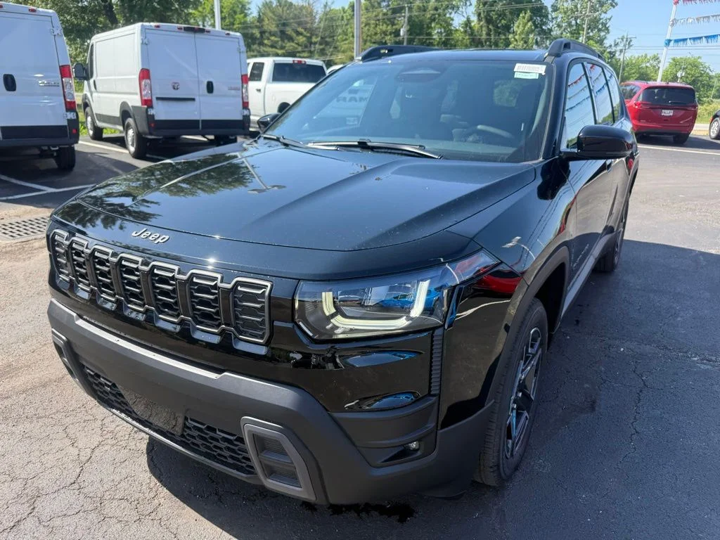 New 2026 Diamond Black Crystal Pearl-Coat Exterior Paint Jeep Limited image 8