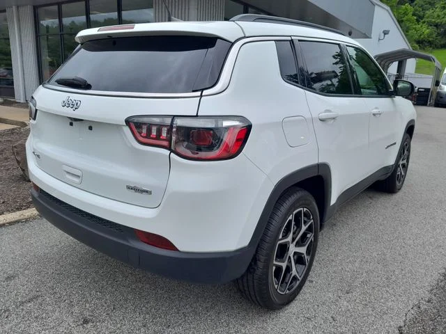 Used 2024 White Jeep Latitude image 8